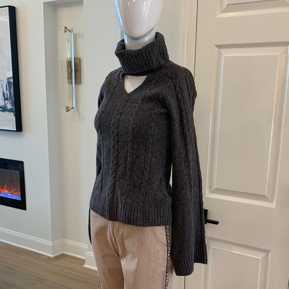 Cropped Cargo Linen Pants with beaded detail - Picture 9 of 10